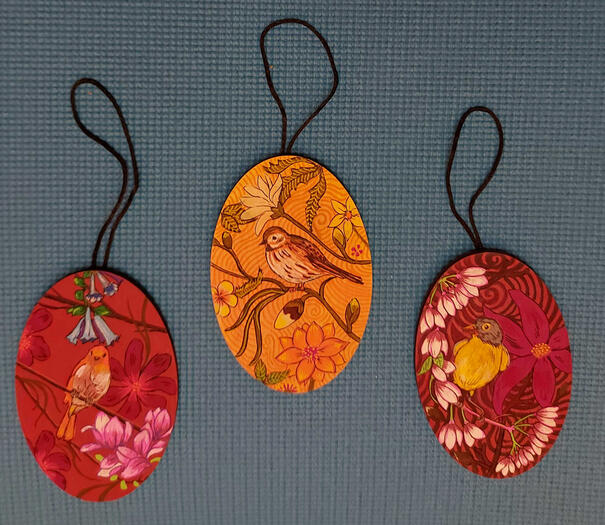 Oval decorations with birds